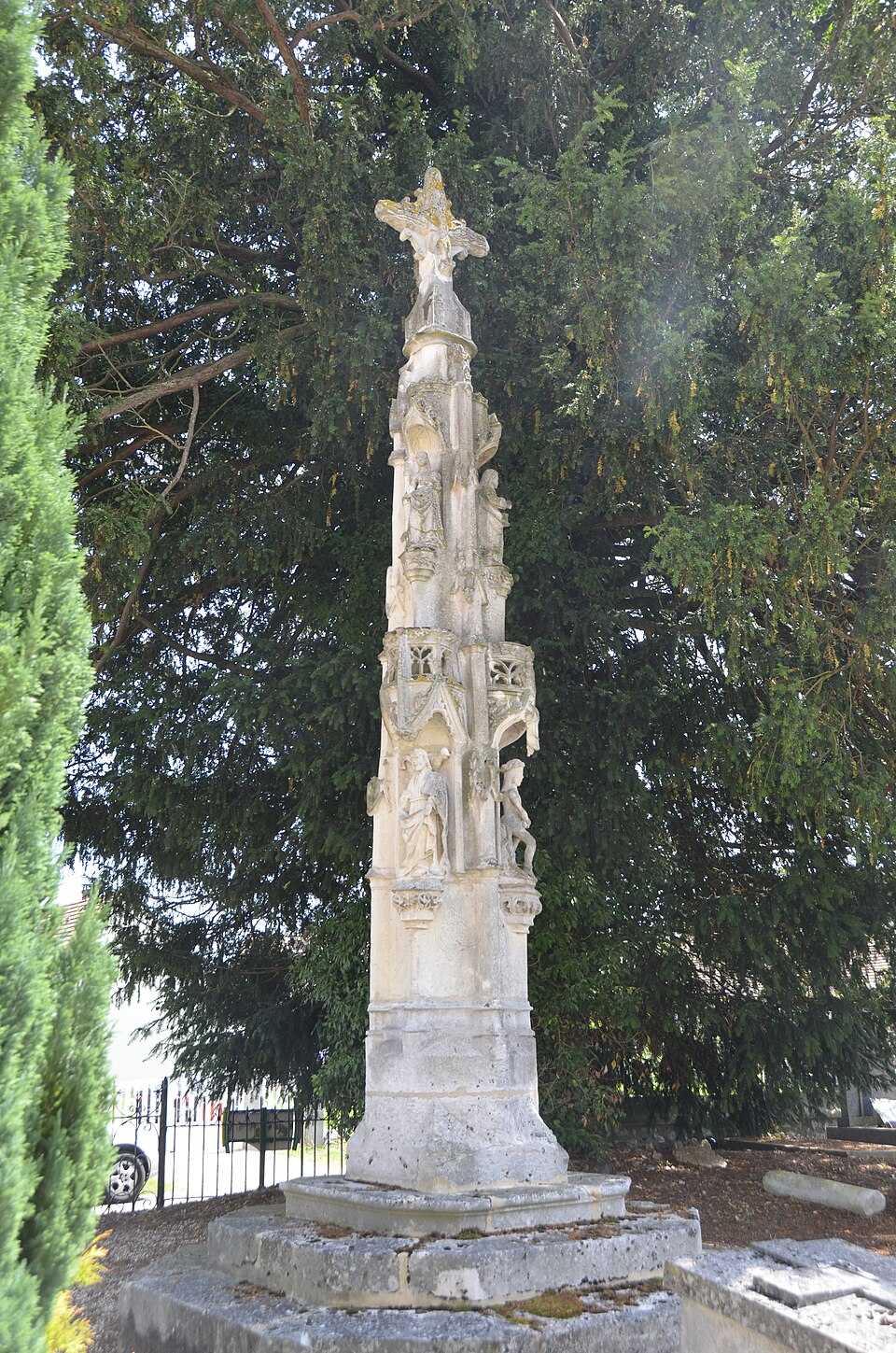 Calvaire de Saint — Pierre — du — Bosguérard, vue coté est.