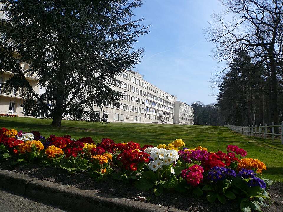 Vue exterieure fleurie hopital La Musse