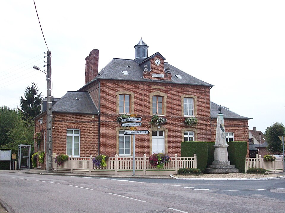 Mairie — école du Tronquay et monument aux morts