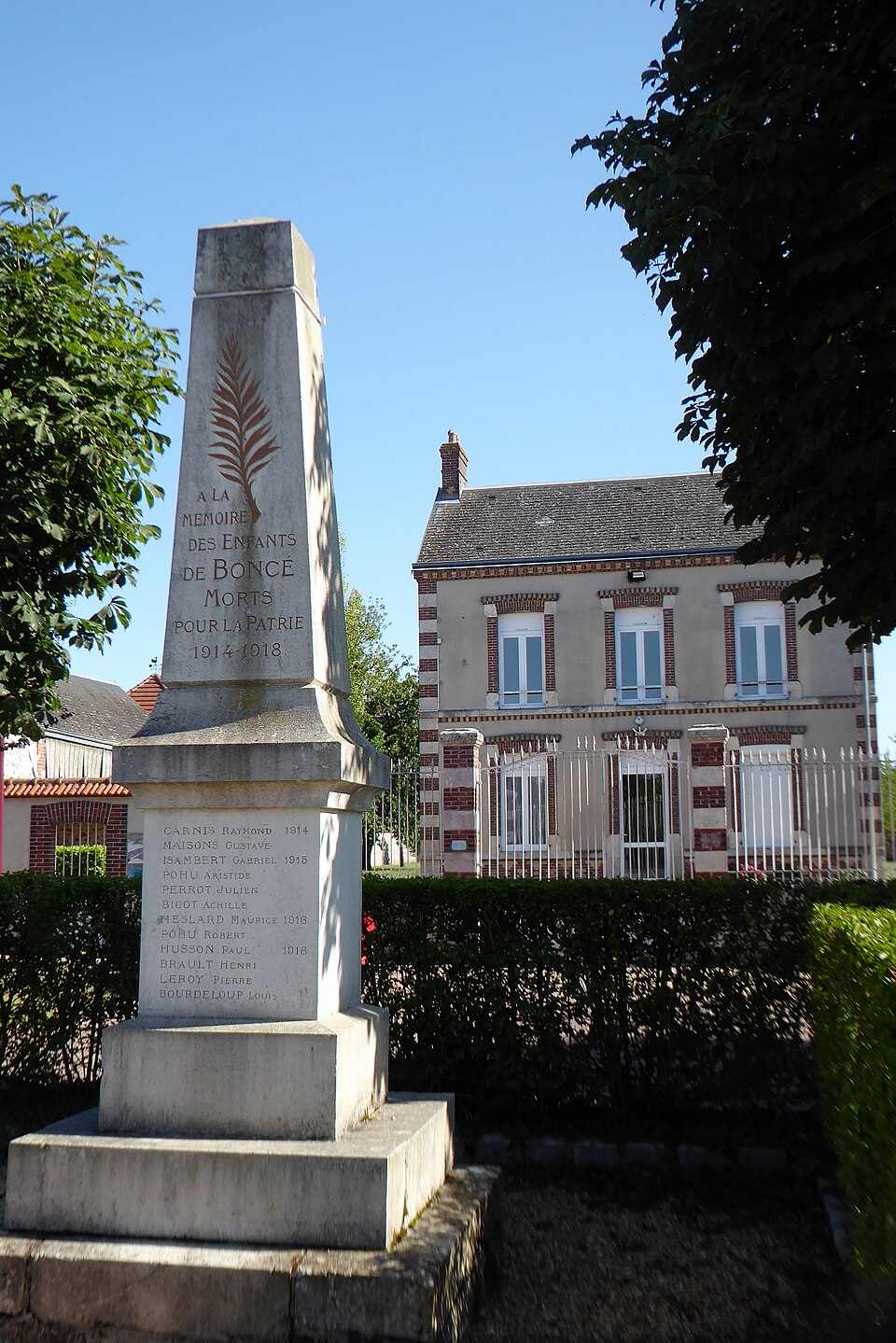Boncé mairie monument aux morts Eure — et — Loir France