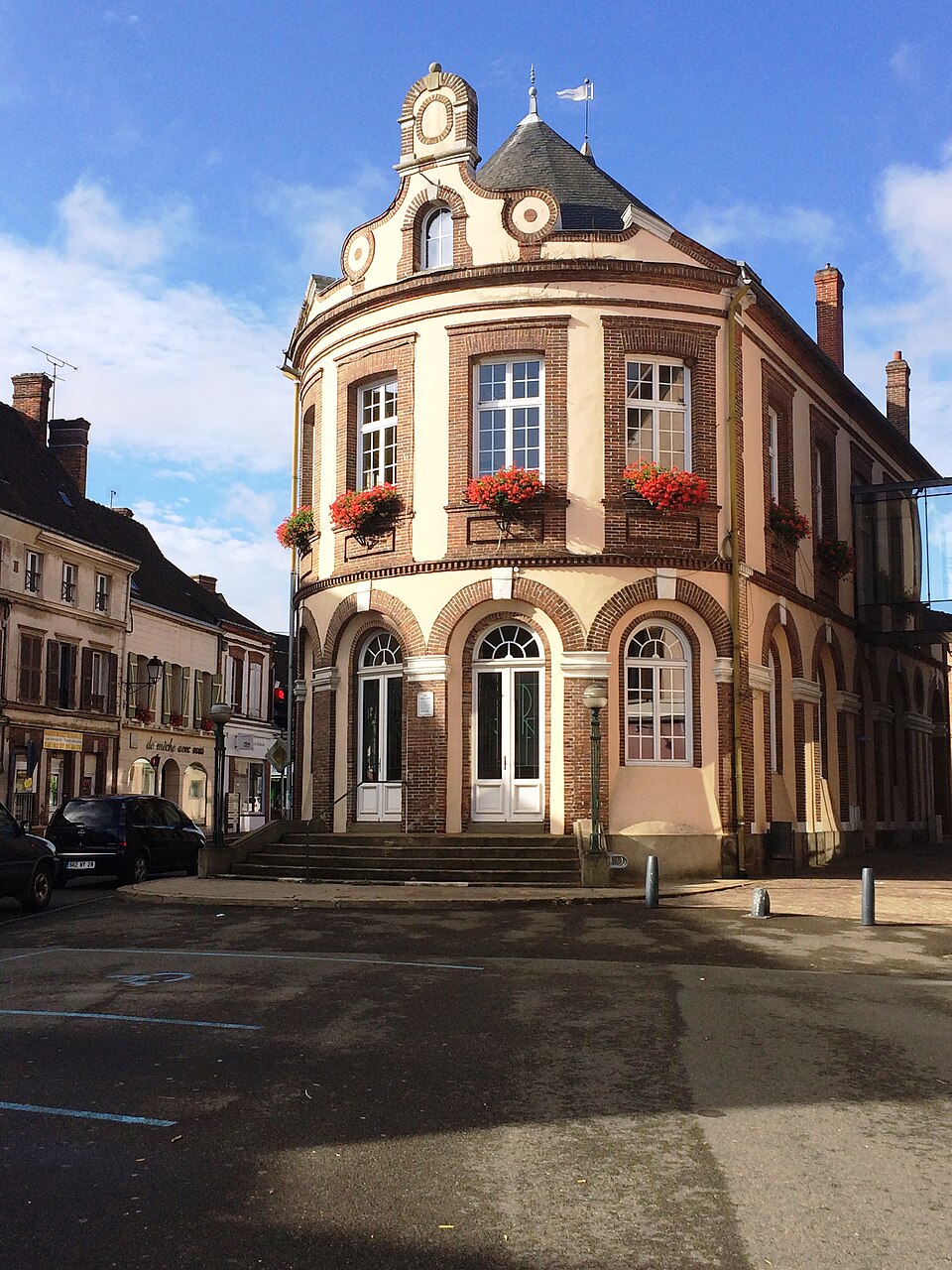 L0554 — Chateauneuf — en — Thymerais — Mairie
