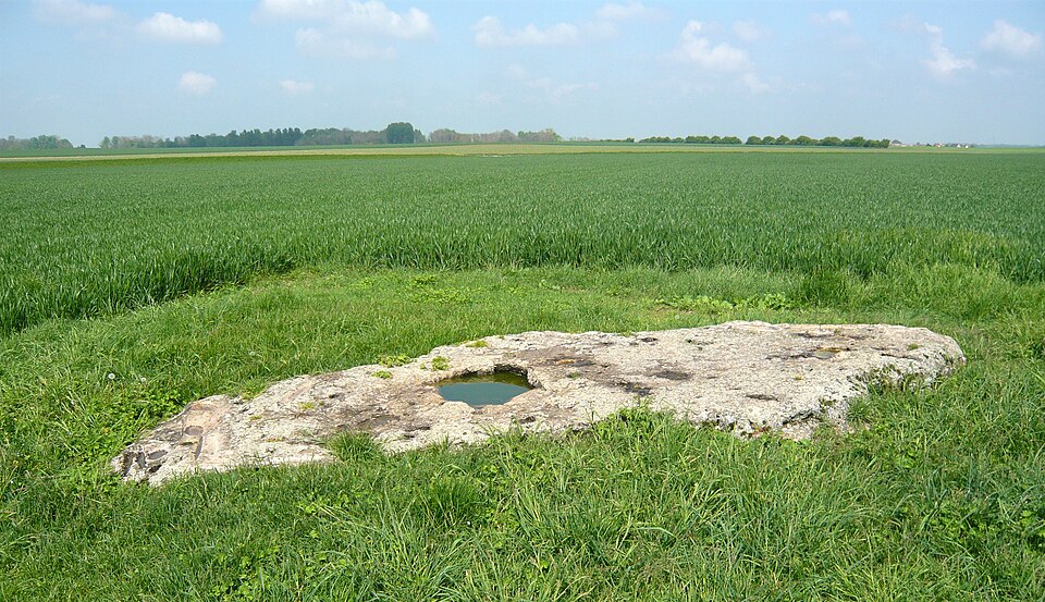 Polissoir du Puits de Saint — Martin, D150 route de Vovelles, Corancez, Eure — et — Loir (France)