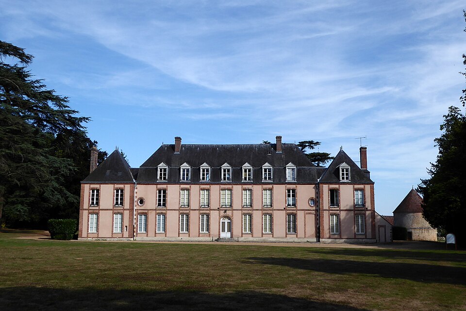 Mairie château Fontaine — la — Guyon Eure — et — Loir France