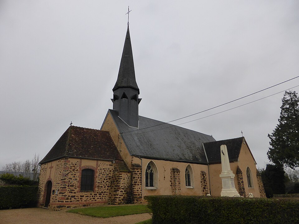 Le monument aux morts et l'église Notre — Dame