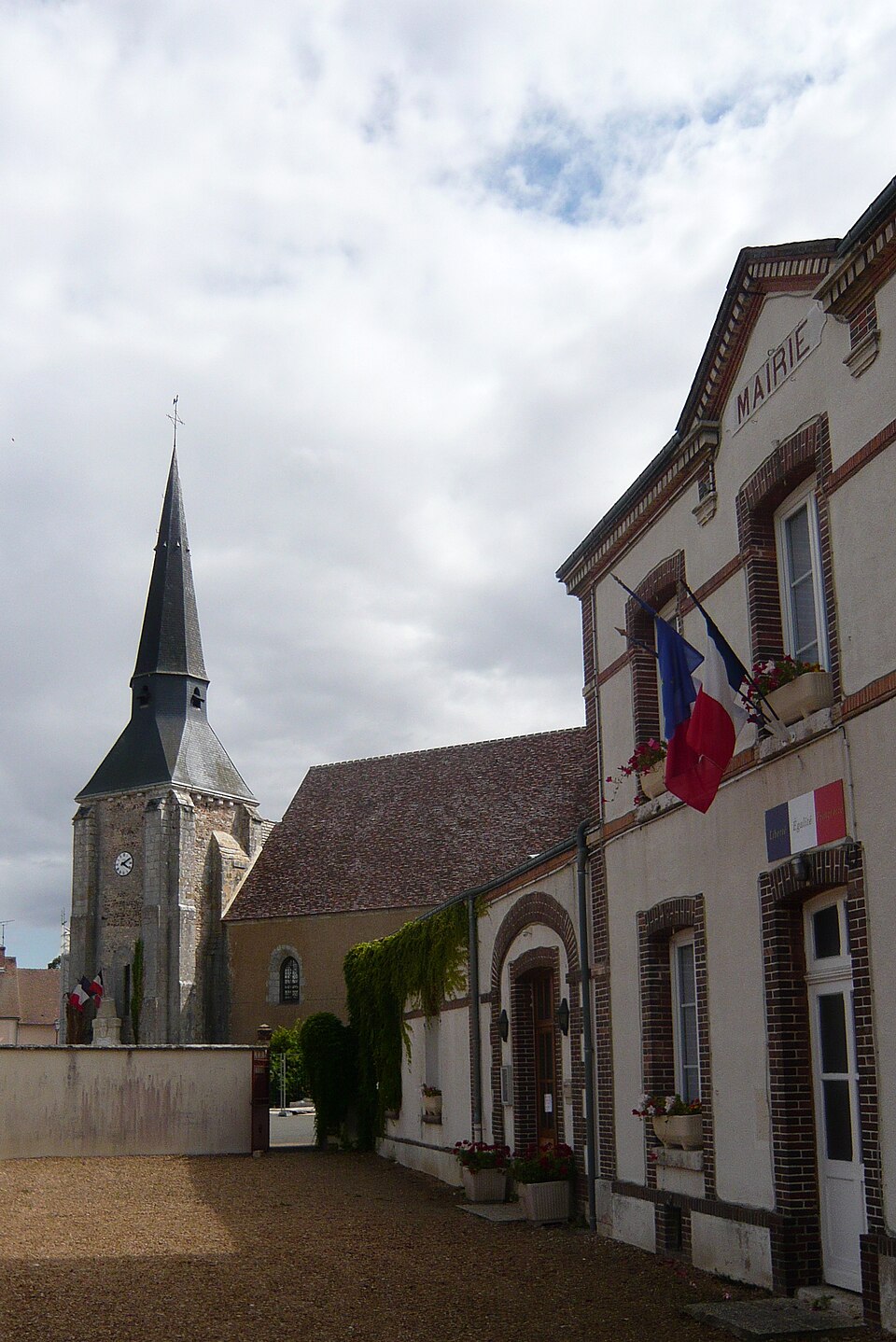 Mairie et église Saint — Séverin, Fontenay — sur — Eure, Eure — et — Loir (France)