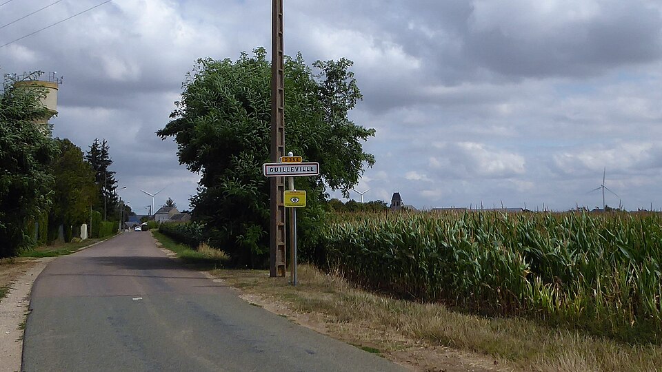 Entrée de Guilleville Eure — et — Loir France