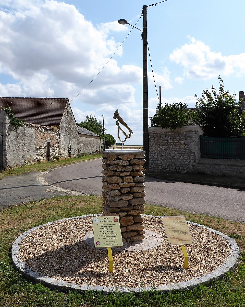 Intréville hommage au clairon de l'armistice 1918 Eure — et — Loir France