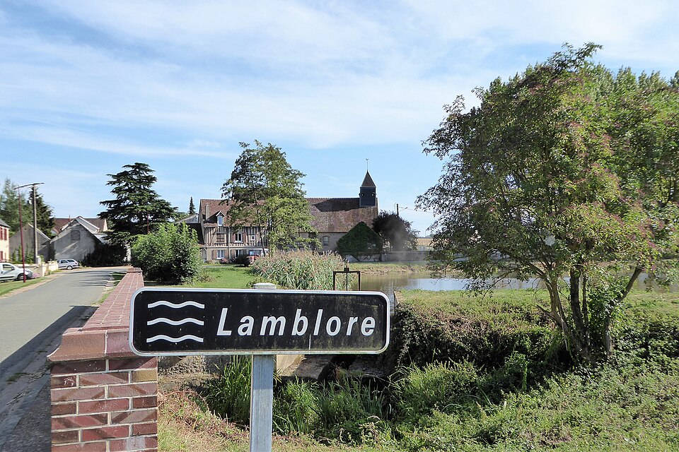 Lamblore rivière village église Saint — Martin Eure — et — Loir France