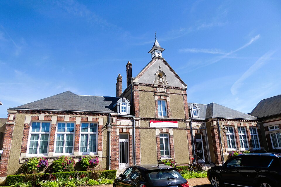 Conservatoire de musique et d'art dramatique dans ancienne mairie — école Lucé Eure — et — Loir France