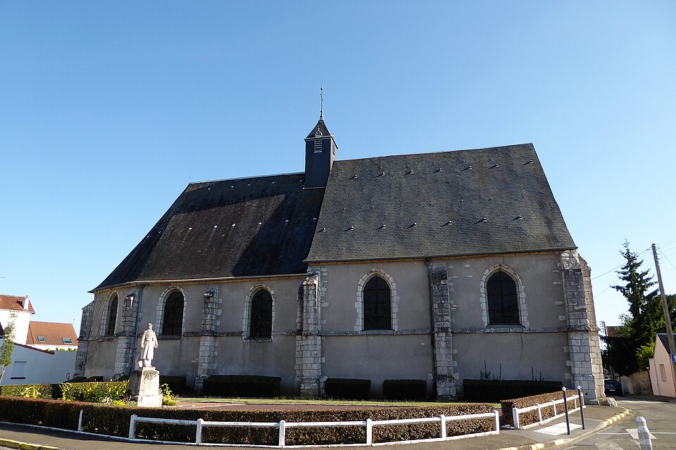 Luisant monument aux morts église Saint — Laumer Eure — et — Loir France