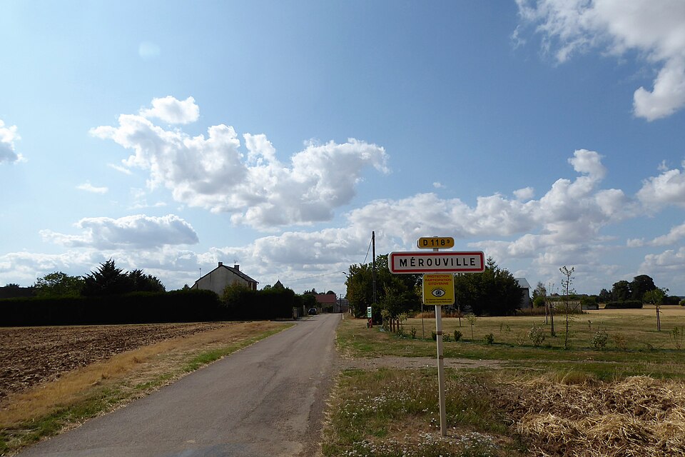 Mérouville entrée par la RD 118.9, Eure — et — Loir, France
