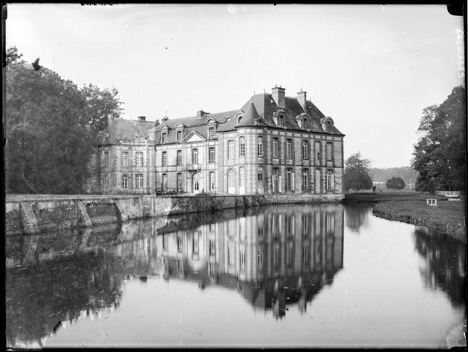 Montigny — sur — Avre Château Eure — et — Loir France