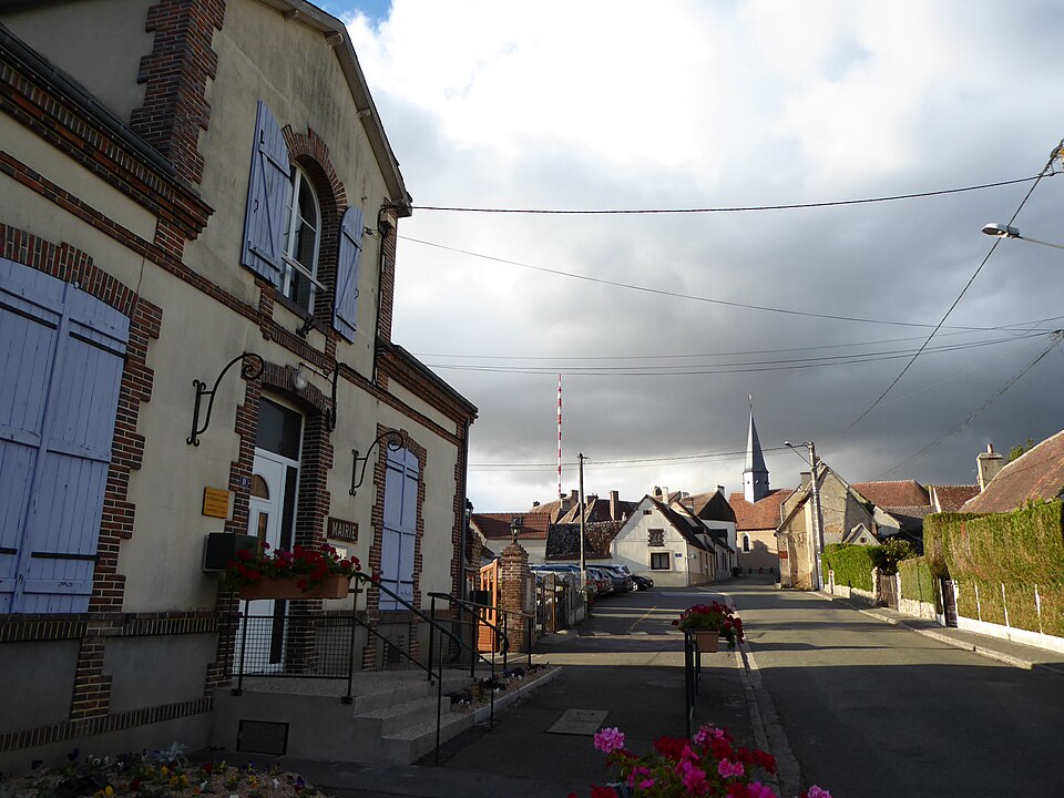 Montlandon mairie église Saint — Jacques émetteur FM Eure — et — Loir France