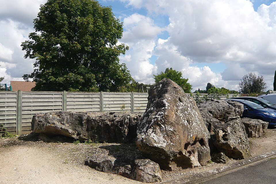 Dolmen La Pierre qui Tourne, Morancez, Eure — et — Loir (France)