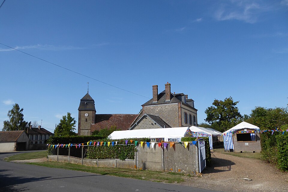 Église Saint — Martin préparation de la fête Rohaire Eure — et — Loir France