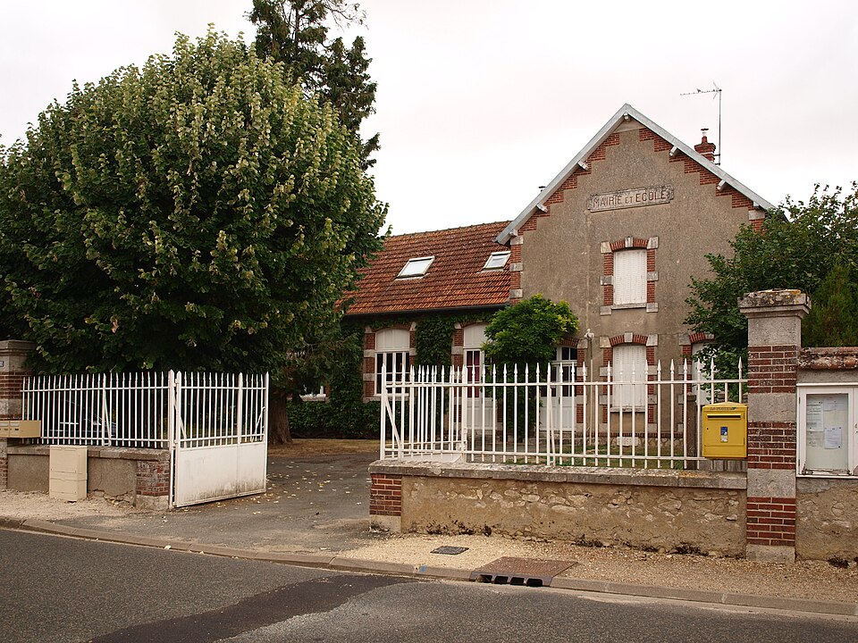 Saint — Cloud — en — Dunois — FR — 28 — mairie — 02