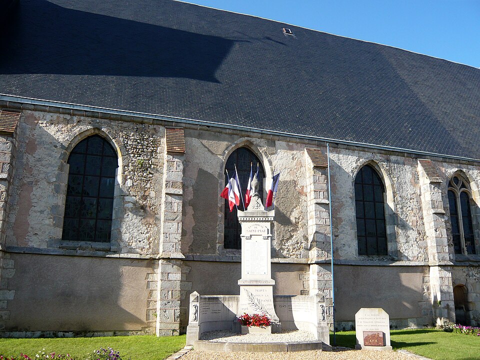 Eglise et monument aux morts de Saint — Piat, Eure — et — Loir (France)