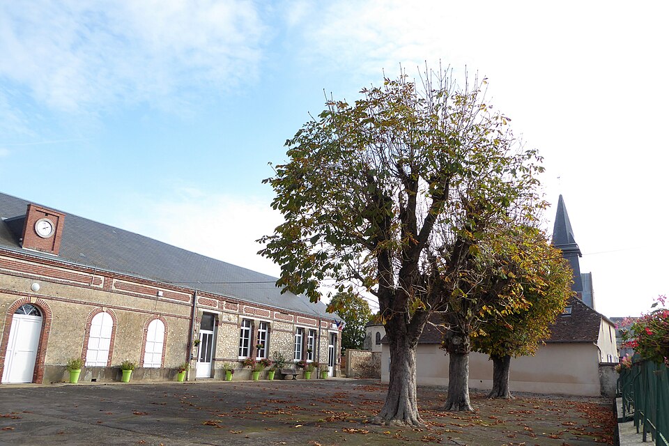 Serazereux mairie église Saint — Denis Eure — et — Loir France