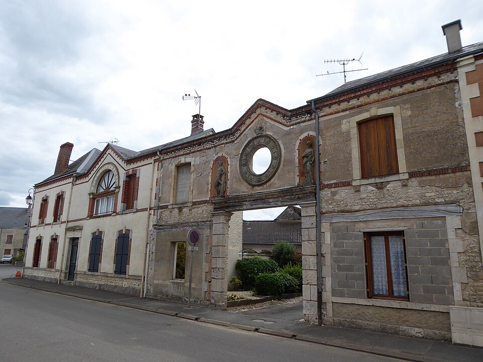 Ensemble de bâtiments daté 1866 rue Chanzy Terminiers Eure — et — Loir France