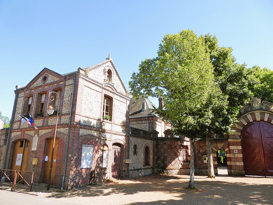 La mairie à l'entrée du château Villebon Eure — et — Loir France
