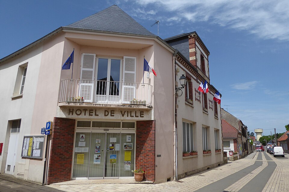 Mairie rue Roger Gommier château d'eau Voves Eure — et — Loir France