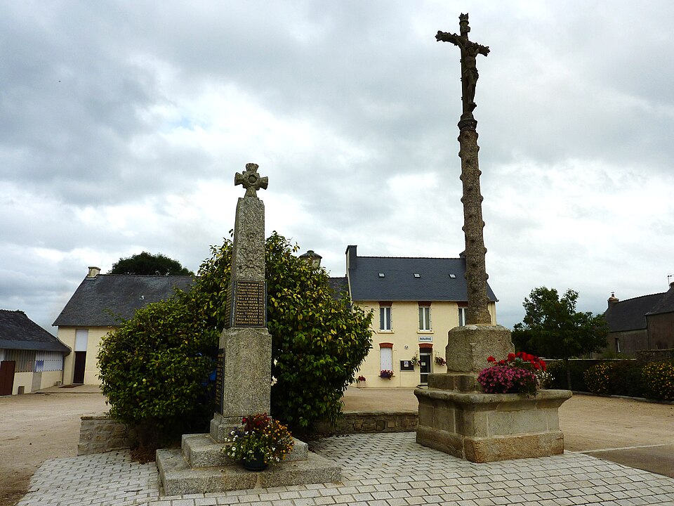 044 Bolazec Calvaire, monument aux morts et mairie