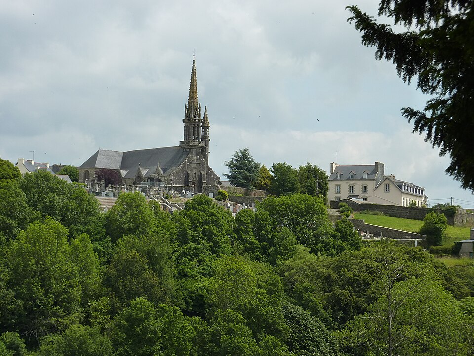 Brasparts 24 perché sur une colline — vue depuis la route du Faou — 