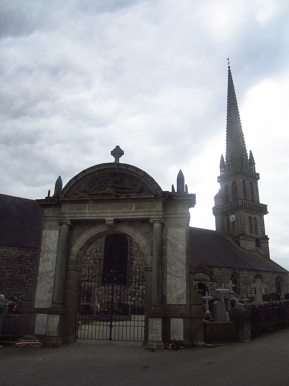 Église Saint — Gilles à Elliant, Finistère 03