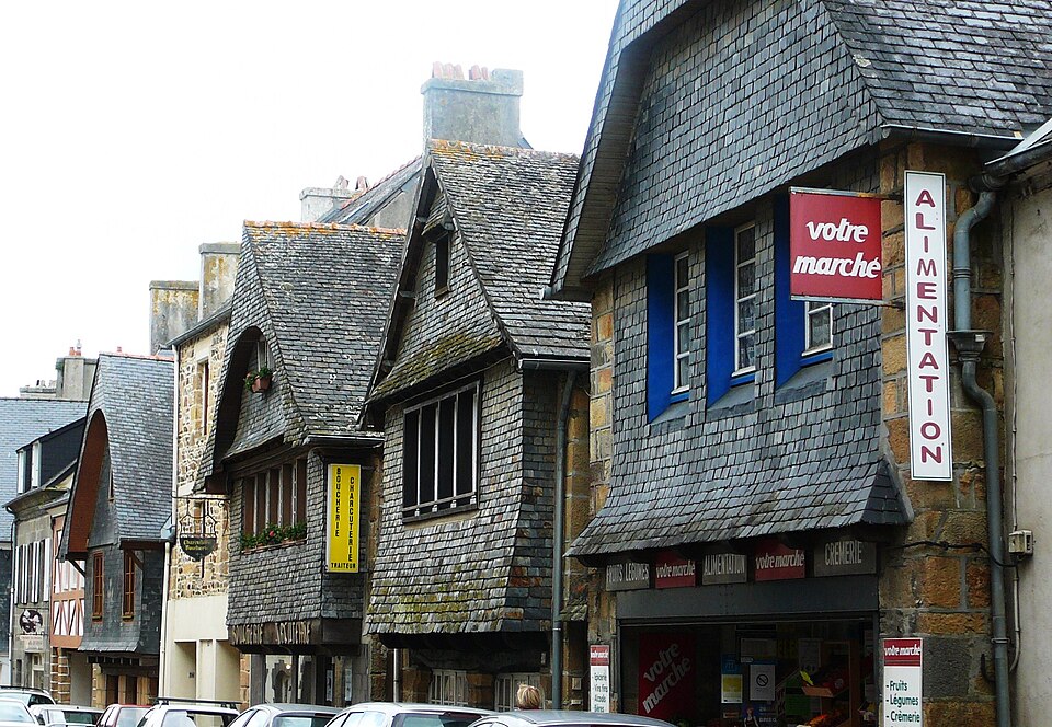 Le Faou.Vieilles maisons.Pans bois recouverts ardoises