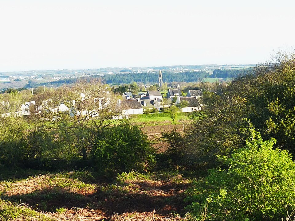 Lampaul — Guimiliau 015 Vue générale du bourg depuis la butte du télégraphe