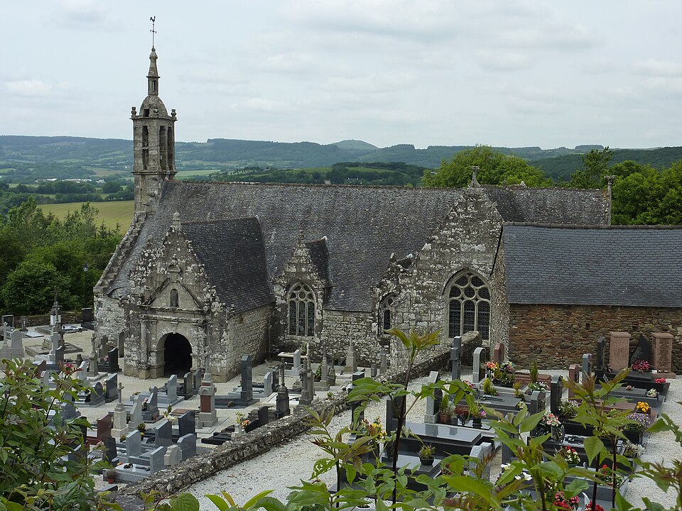 Lannédern 22 L'église, vue générale. A l'arrière — plan les Monts d'Arrée et le Mont Saint — Michel — de — Brasparts