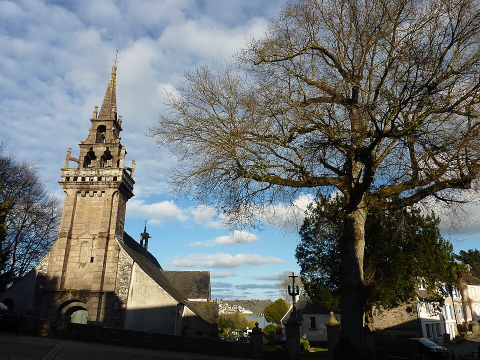 Locquénolé 9 L'arbre de la liberté et l'église Saint — Guénolé