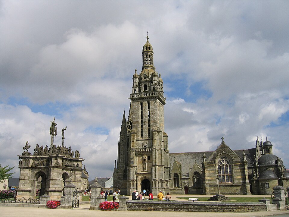 FRANCE — Bretagne — Pleyben — Enclos paroissial (06 — 08 — 2004)