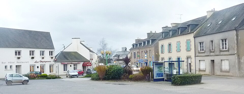 Plounéventer La place devant l'église