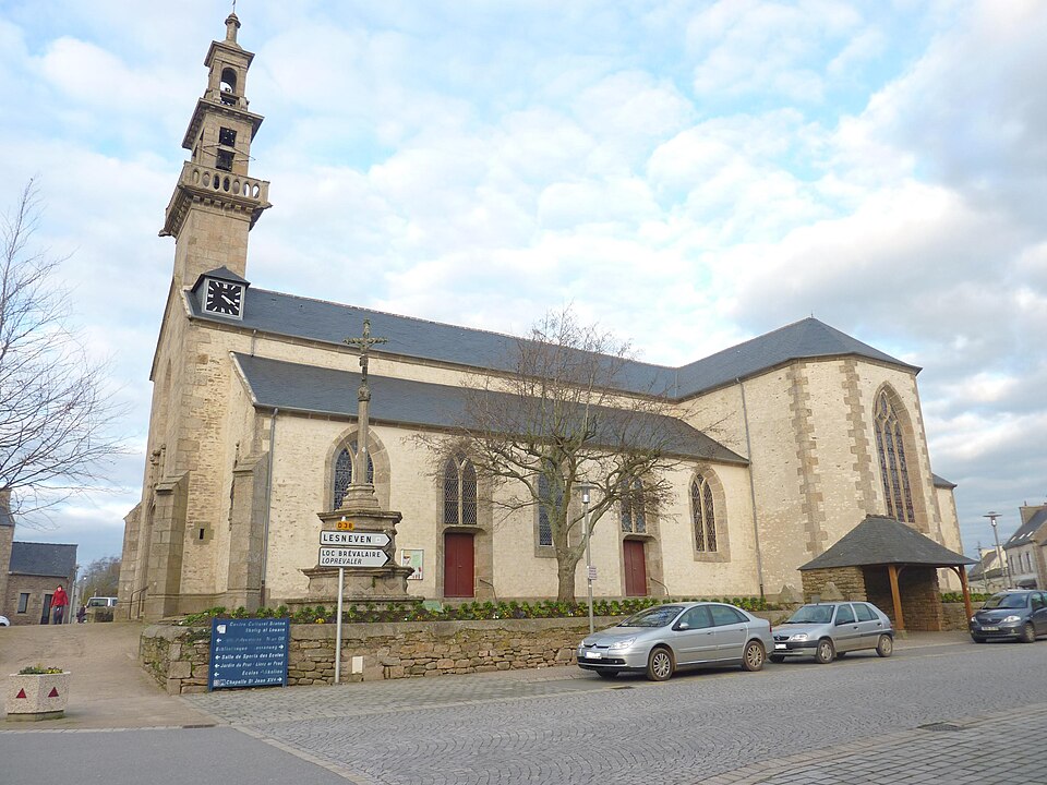 06 Plouvien L'église paroissiale