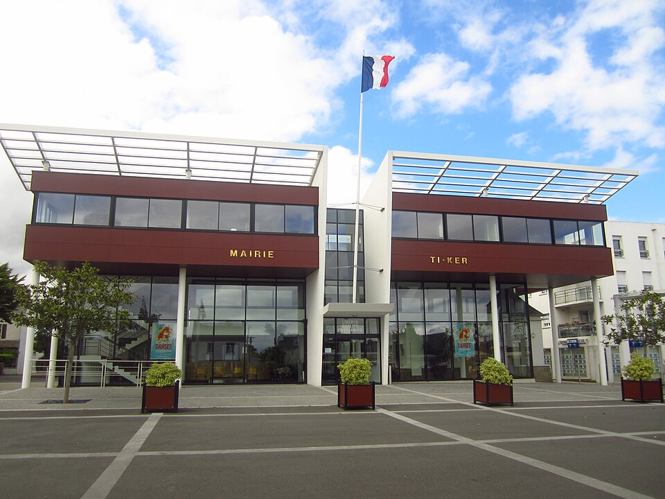 Mairie de Saint — Martin — des — Champs, Finistère 01
