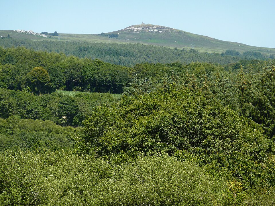 Saint — Rivoal 22 Le mont Saint — Michel — de — Brasparts vu de l'ouest depuis Glujau Ty Riou
