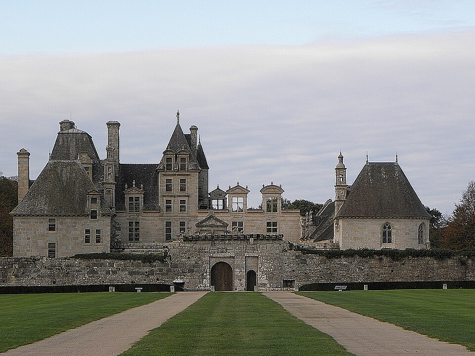 Saint — Vougay (29) Château de Kerjean Extérieur 09