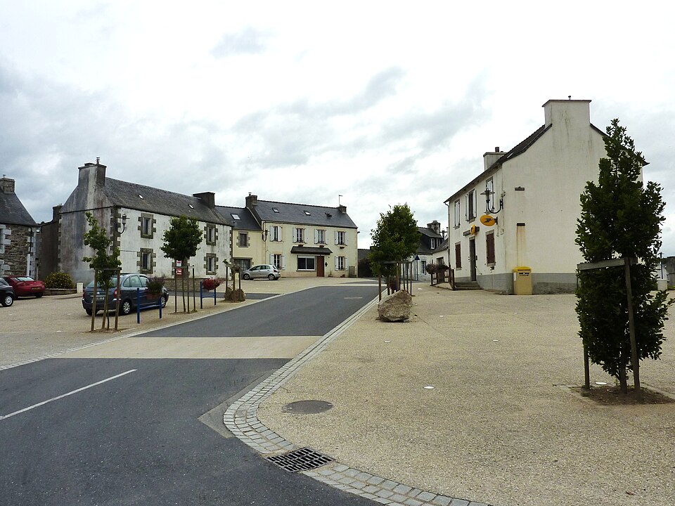 030 Scrignac La place principale du village