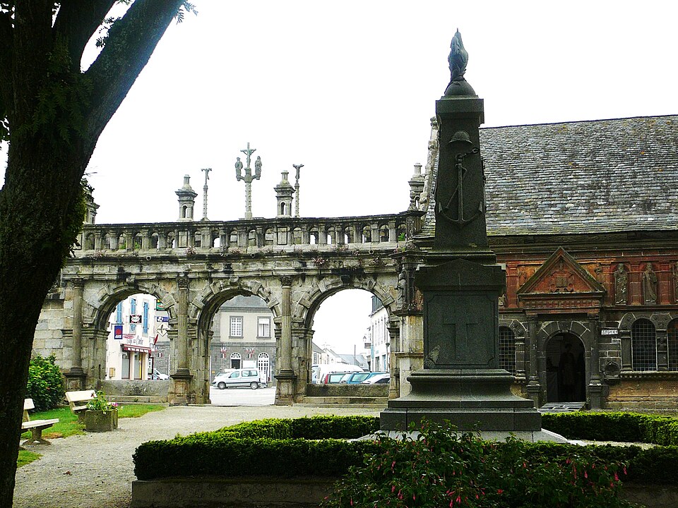 Sizun.L'ossuaire et l'arc de triomphe depuis l'enclos