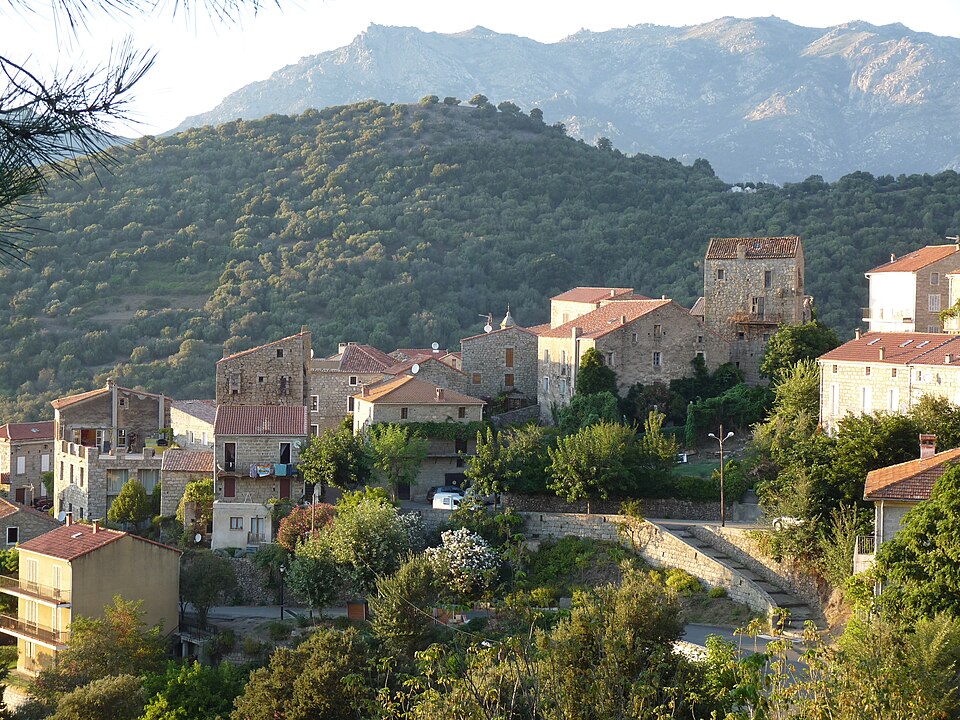 Fozzano — Les tours des deux familles autrefois rivales Carabelli (Tour de Colomba) et Durazzo