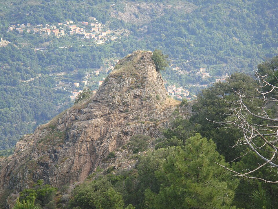 Letia et le fort de la Zurlina qui domine la vallée du Liamone