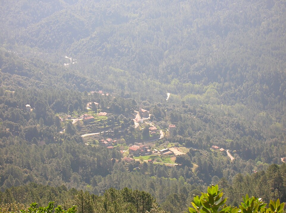 Village de Rezza vu depuis le sentier montant à la Salincaccia (photographie prise vers le Sud)