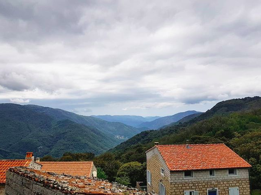 Vue du village de Serra — di — Scopamène