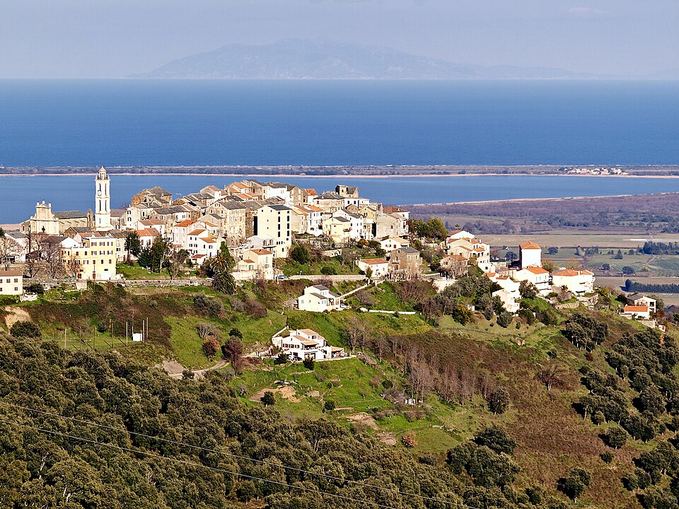 Borgo — village — etang