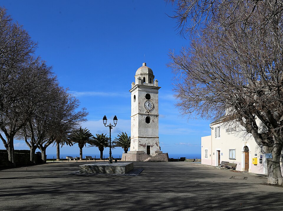 Canari, torre dell'orologio presso il municipio