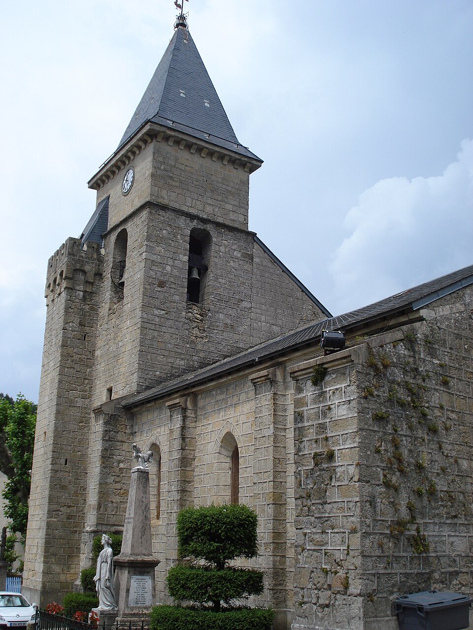 Alzon (Gard, Fr) church and war memorial
