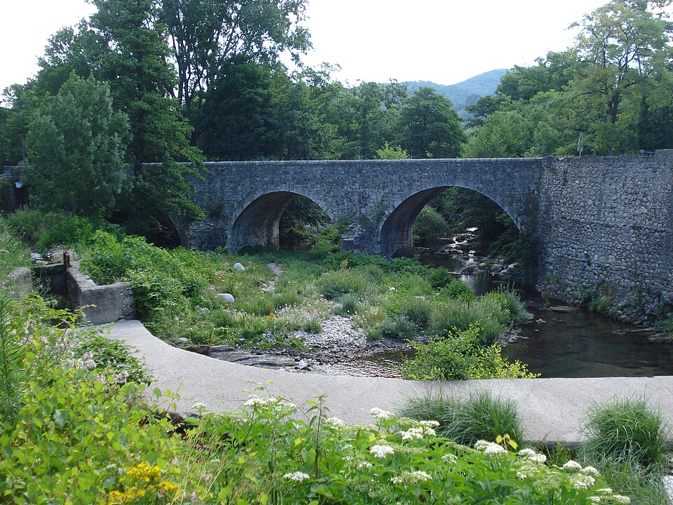 Le Coudoulou à Avèze, vieux pont et bief — barrage