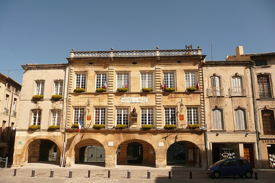 Hôtel de ville à Bagnols — sur — Cèze