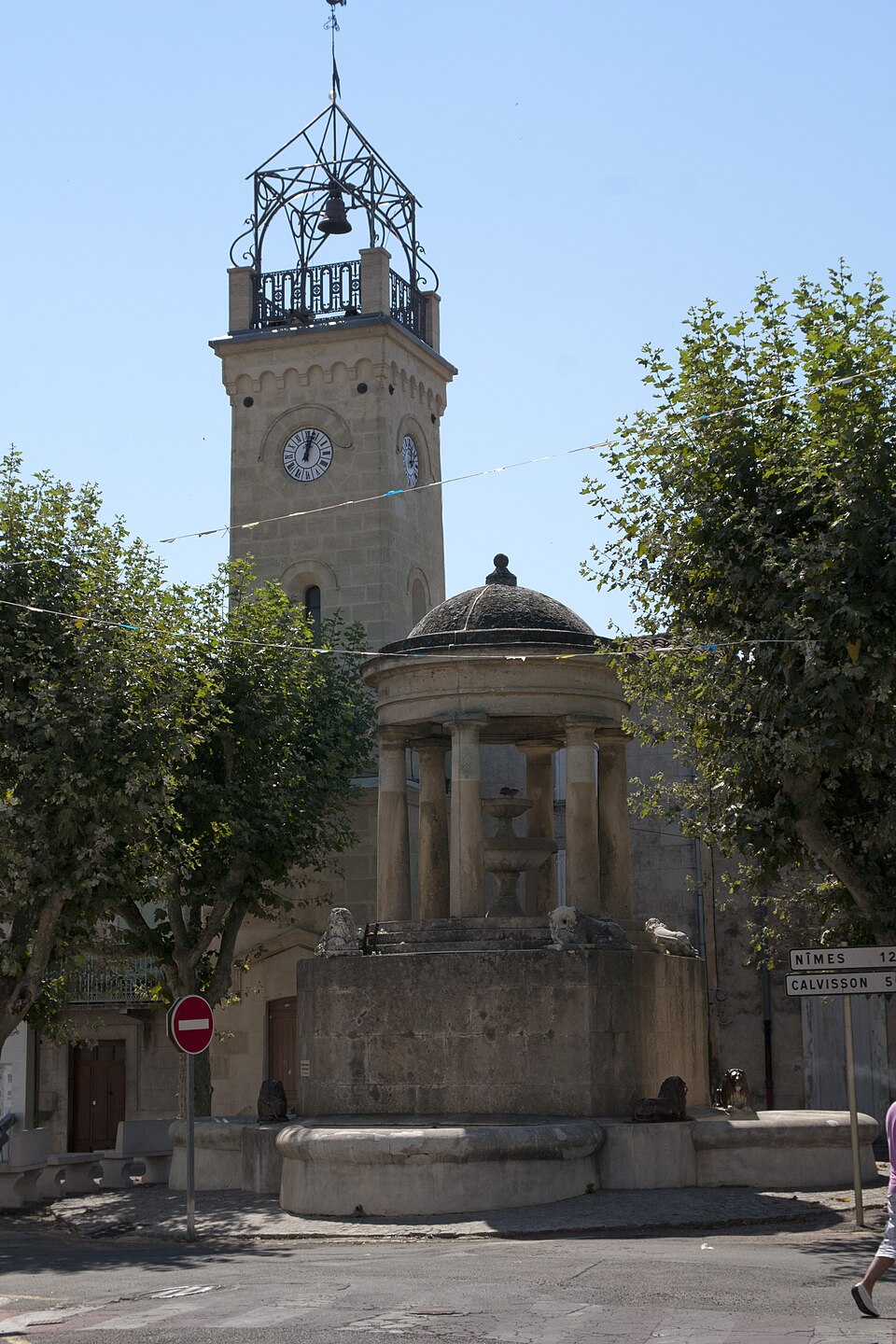 Clarensac — Place de l'horloge — 20130818
